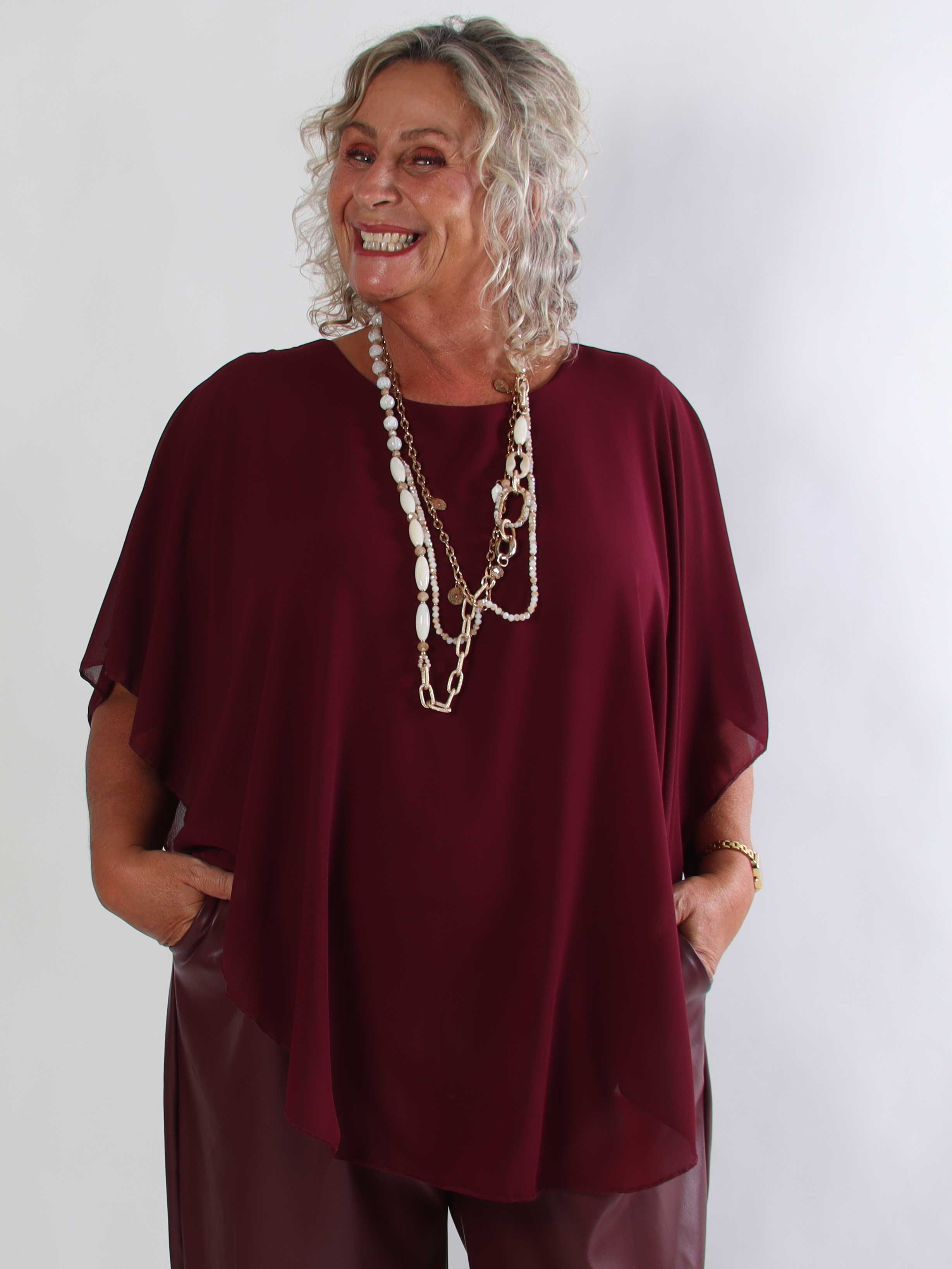 Kenya Shirt - Elegant plus size bluse med let chiffonlag og rund udskæring